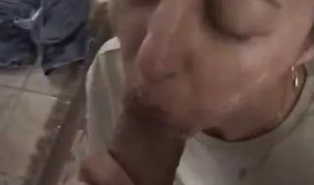 ورزشکار روشن گلوی فن شهوانی خود را گپ تلگرام سکسی چکش می زند