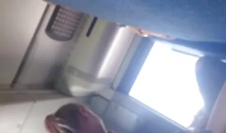 بلوند فن آوری بالا را می گروه تلگرام دخترونه سکسی آموزد ، روی یک عضو نشسته است