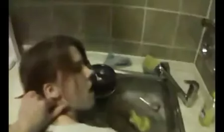 دختر باحال سعی می کند کرامت یک لینک گروه سکسی همسایه را پردازش کند